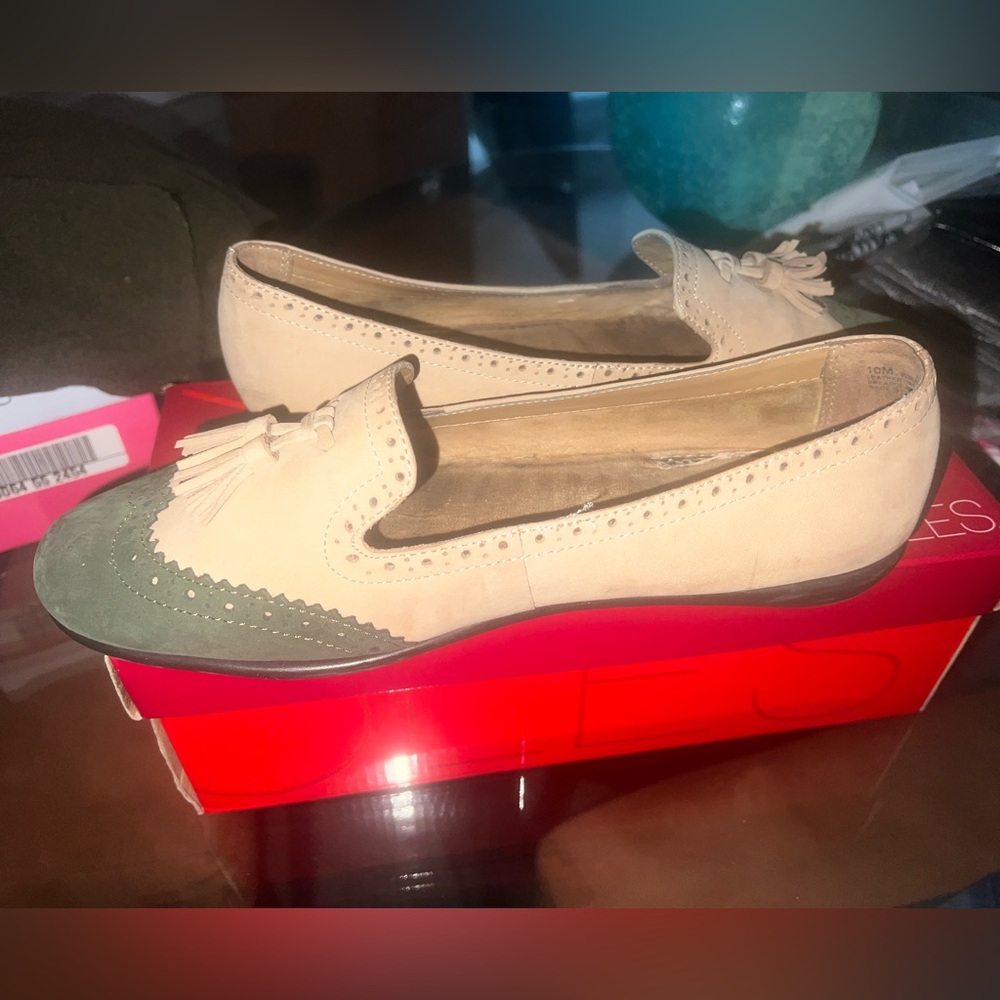 Aresoles previously worn tan and green loafer size 10